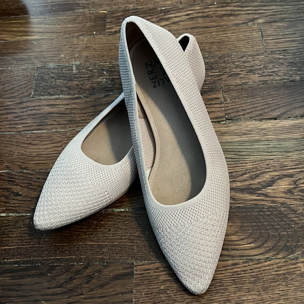 Naturalizer Neutral/Pale Pink Pointed Toe Ballet Flats